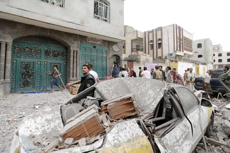 
	Pessoas em local de ataque a&eacute;reo em Sanaa: o CICV e as Na&ccedil;&otilde;es Unidas vinham tentando h&aacute; dias conseguir providenciar voos com ajuda para o pa&iacute;s
 (REUTERS/Khaled Abdullah)