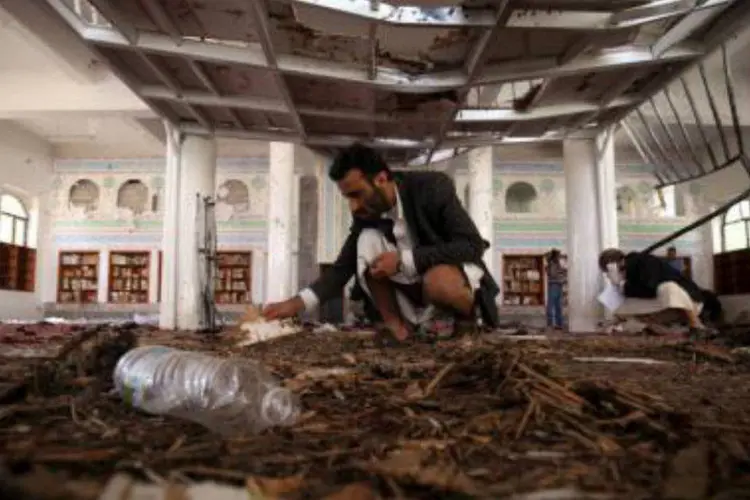 
	Pelo menos 120 pessoas morreram e 150 ficaram feridas em tr&ecirc;s ataques contra mesquitas xiitas na capital do I&ecirc;men; investigadores analisam local de um dos ataques
 (REUTERS/ Mohamed al-Sayaghi)