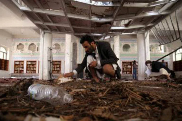 
	Pelo menos 120 pessoas morreram e 150 ficaram feridas em tr&ecirc;s ataques contra mesquitas xiitas na capital do I&ecirc;men; investigadores analisam local de um dos ataques
 (REUTERS/ Mohamed al-Sayaghi)