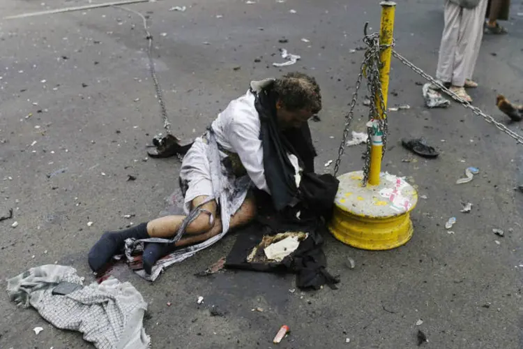 
	Pessoa ferida em local de ataque suicida em Sana, capital do I&ecirc;men
 (Khaled Abdullah/Reuters)