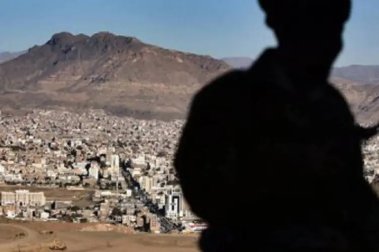 
	Soldado iemenita vigia Sanaa do alto de uma colina: os combatentes tribais no I&ecirc;men costumam sequestrar cidad&atilde;os estrangeiros como forma de press&atilde;o &agrave;s autoridades
 (Ahmad Gharabli/AFP)