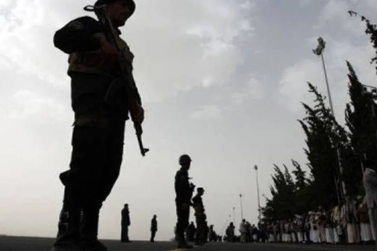 Soldados iemenitas montam guarda em Sanaa:  nove iemenitas foram acusados pelas autoridades de recrutar combatentes para a rede terrorista (Mohammed Huwais/AFP)