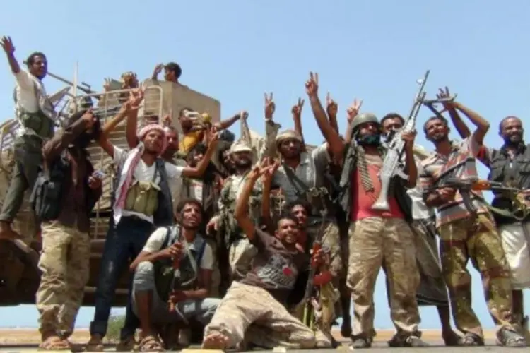 Membros iemenitas armados dos Comitês de Resistência Popular, em Dabab, na província de Taez (Nabil Hassan/AFP)