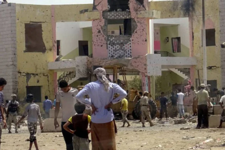 
	Explos&atilde;o: a explos&atilde;o do carro-bomba aconteceu no p&aacute;tio da escola &quot;Sanafir&quot;, na zona norte de Aden
 (Fawaz Salman/Reuters)