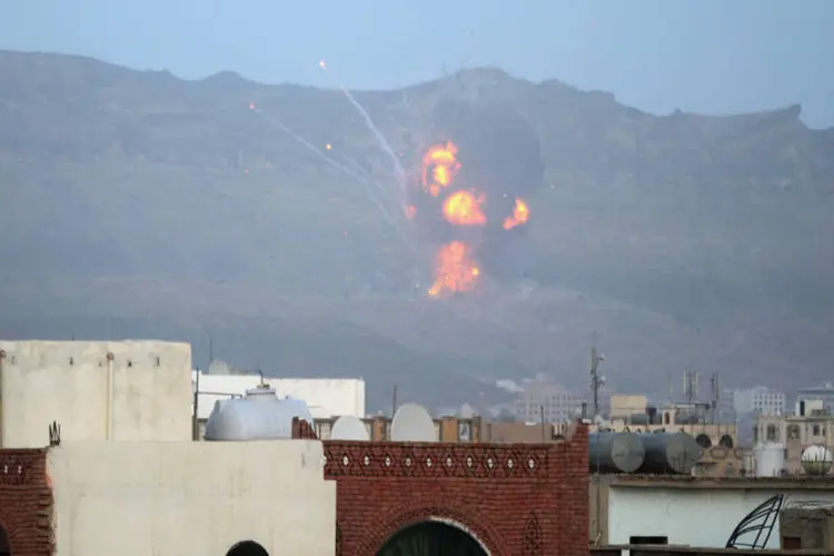 
	Explos&atilde;o ap&oacute;s ataque a&eacute;reo em Sanaa, capital do I&ecirc;men: coaliz&atilde;o encabe&ccedil;ada pelos sauditas interveio na guerra civil do I&ecirc;men em mar&ccedil;o
 (REUTERS/Mohamed al-Sayaghi)
