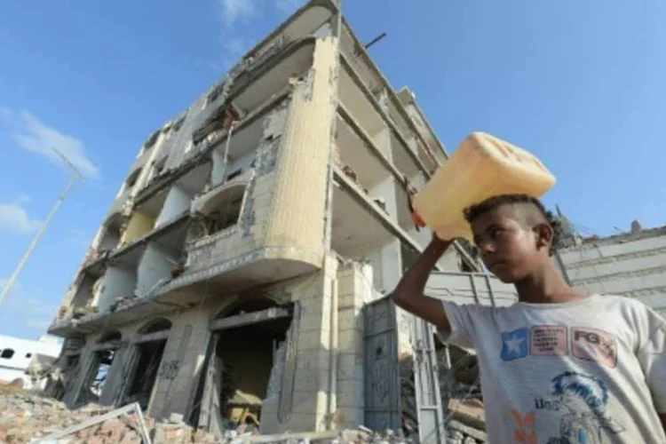 
	Menino em frente a pr&eacute;dio destru&iacute;do em &Aacute;den, no I&ecirc;men: mais de 1,4 milh&atilde;o de pessoas foram deslocadas pela guerra no I&ecirc;men
 (AFP / Ahmed Farwan)