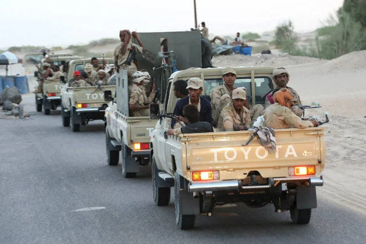 
	Soldados leais ao governo exilado do Iem&ecirc;n em camionetes, em Marib
 (REUTERS/Stringer)