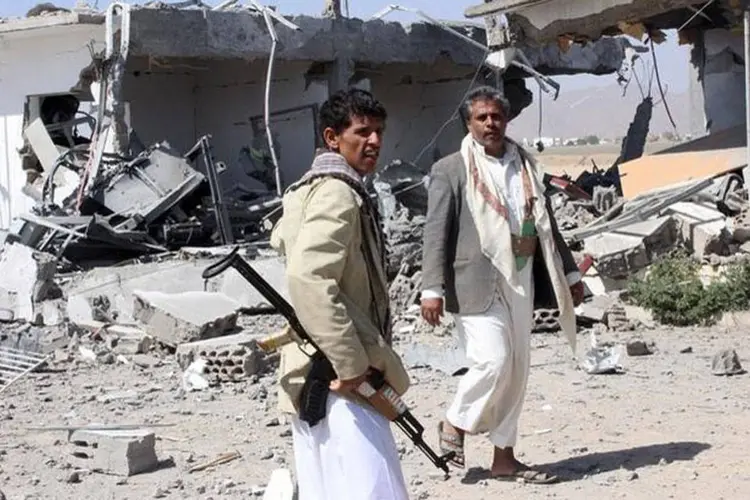 
	Milicianos Houthi em meio a destro&ccedil;os por conta de ataques a&eacute;reos: alguns rebeldes est&atilde;o cercados na sede do Partido do Congresso Popular, do ex-presidente Ali Abdullah Saleh
 (REUTERS/Naiyf Rahma)