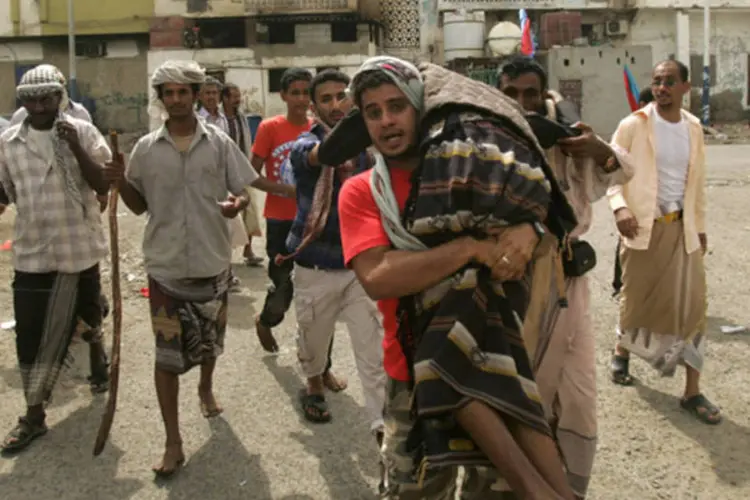 Testemunhas disseram que as forças de segurança dispararam contra dezenas de separatistas em Aden quando eles organizaram uma manifestação contra o sucessor de Saleh (Khaled Abdullah/Reuters)