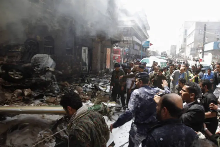
	Bombeiros tentam apagar o fogo na cidade de Sanaa: &quot;a pol&iacute;cia e as equipes m&eacute;dicas retiraram cinco corpos completamente queimados, eles estavam todos irreconhec&iacute;veis&quot;, disse morador da regi&atilde;o
 (Khaled Abdullah/Reuters)