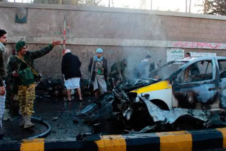 Forças de segurança do Iêmen investigam cena do atentado do lado de fora da Academia de Polícia, em Sanaa (Mohammed Huwais/AFP)