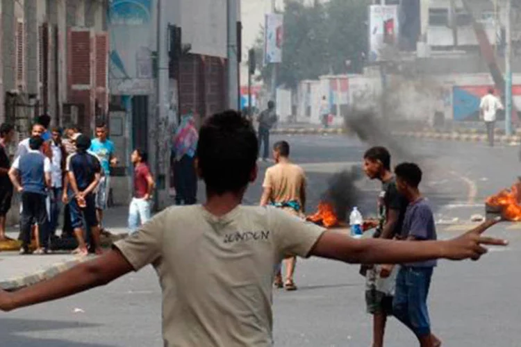 
	Manifestante iemenita &eacute; visto durante ato em Aden: as mil&iacute;cias xiitas e a Al-Qaeda tentam h&aacute; meses tomar o controle de Rada
 (STR/AFP)
