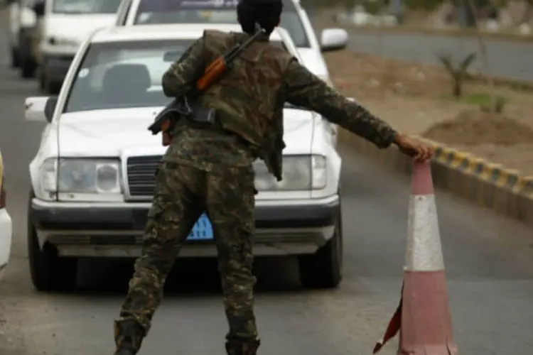 
	Soldado patrulha bloqueio em Sana, no I&ecirc;men
 (REUTERS/Khaled Abdullah)