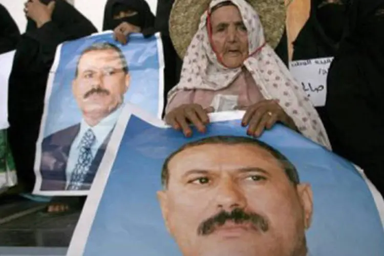 Uma iemenita segura um poster com a foto do presidente Ali Abdullah Saleh, hospitalizado em Riad após ter sido gravemente ferido em um ataque
 (Mohammed Huwais/AFP)