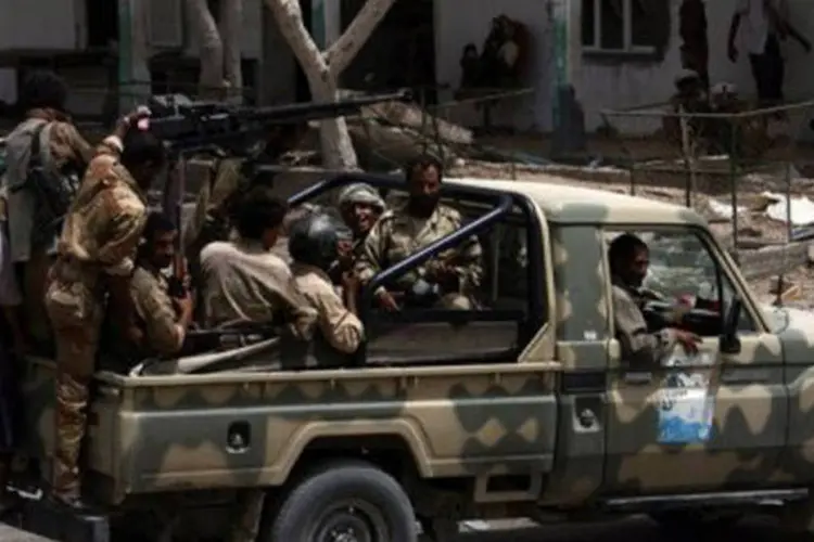 
	Soldados iemenitas realizam patrulha no sul do I&ecirc;men
 (Mohammed Huwais/AFP)