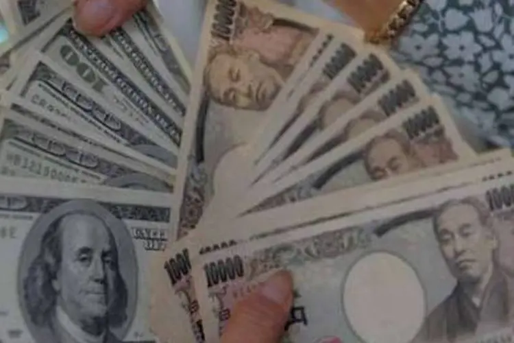 Ministro das Finanças considerou que a alta do iene com relação ao dólar é ilógica, dado que a economia japonesa ainda se recupera dos devastadores efeitos do terremoto (Tang Chhin Sothy/AFP)