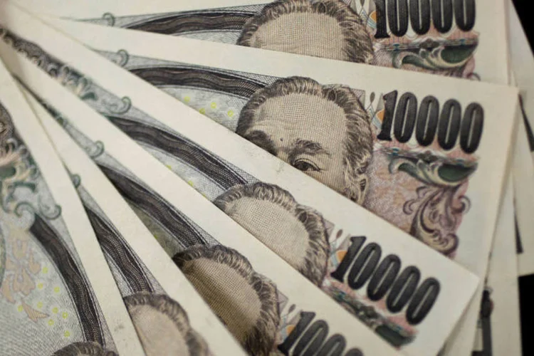 
	Iene: a amplia&ccedil;&atilde;o era esperada porque o minist&eacute;rio j&aacute; havia discutido essa possibilidade com investidores do mercado de b&ocirc;nus na semana passada
 (Yuriko Nakao / Reuters)