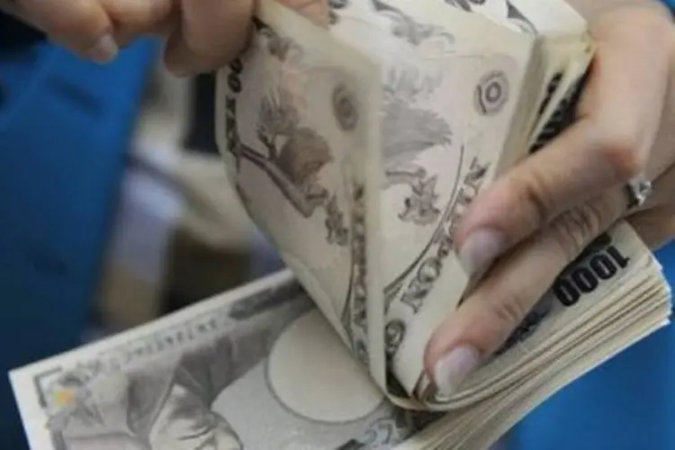 Às 14h15 GMT, a moeda japonesa subiu a 75,95 ienes por um dólar (Bay Ismoyo/AFP)