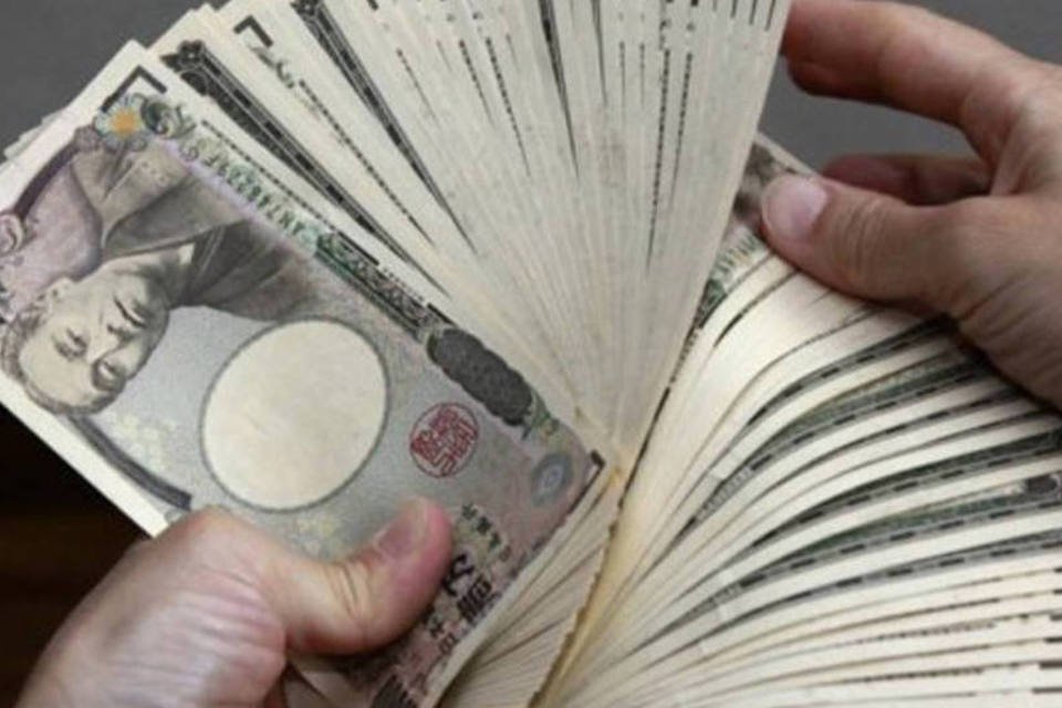 Notas de ienes: Segundo dados do Ministério de Finanças japonês, o país teve déficit em sua balança comercial de 449,3 bilhões de ienes (US$ 3,95 bilhões) (Yoshikazu Tsuno/AFP/AFP)