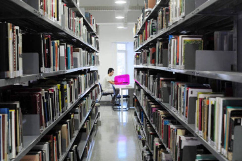 Aluno estudando em biblioteca na Unicamp (Antonio Scarpinetti - Ascom - Unicamp/Divulgação)