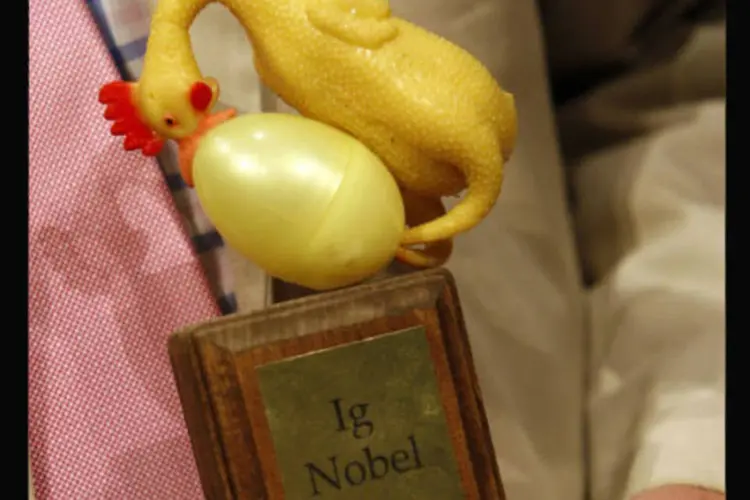 
	Ig Nobel: os Ig Nobel s&atilde;o entregues anualmente aos cientistas cujas conquistas &quot;primeiro fazem rir e depois colocam para pensar&quot;
 (Stan Honda/ AFP)