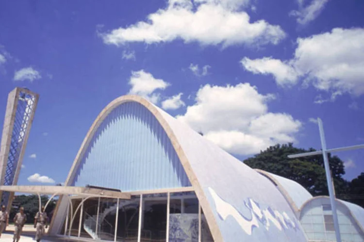 Igreja de São Francisco de Assis, também conhecida como Igrejinha da Pampulha, em Belo Horizonte, foi inaugurada em 1943 e faz parte do conjunto arquitetônico da Pampulha, projetado por Niemeyer (Nélio Rodrigues / Veja)