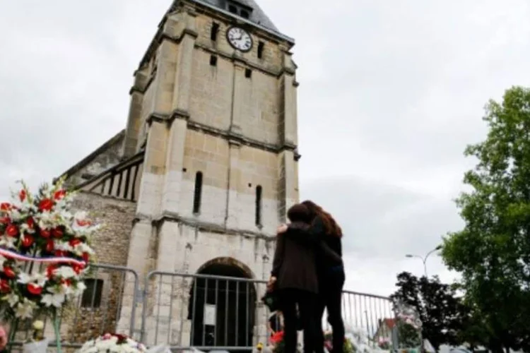 A igreja onde ocorreu o assassinato do padre Jacques Hamel, em Saint-Etienne-du-Rouvray (CHARLY TRIBALLEAU/AFP)