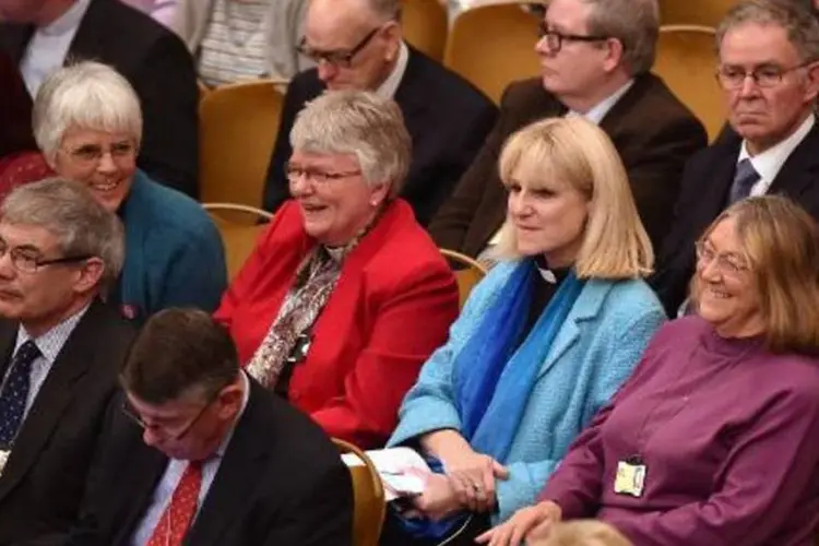 Membros da Igreja da Inglaterra comemoram decisão de que as mulheres poderão ser ordenadas bispos, durante o sínodo em 17 de novembro de 2014, em Londres (Leon Neal/AFP)