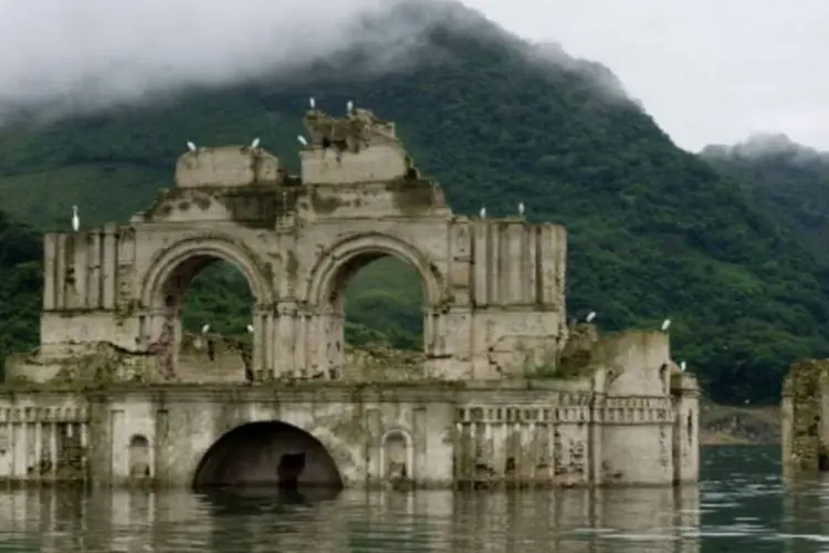 Igreja de Santiago Apóstolo, do século XVI, submersa por uma barragem no sudeste do México por 49 anos, reaparece (MARIO VAZQUEZ DE LA TORRE/AFP)