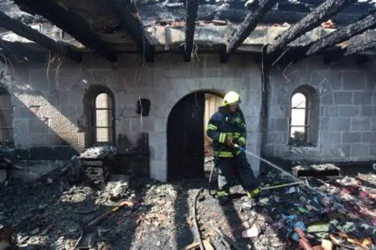 Igreja da Multiplicação dos Pães e Peixes: as chamas destruíram o teto, deixando aparecer o céu entre as vigas carbonizadas (AFP / MENAHEM KAHANA)