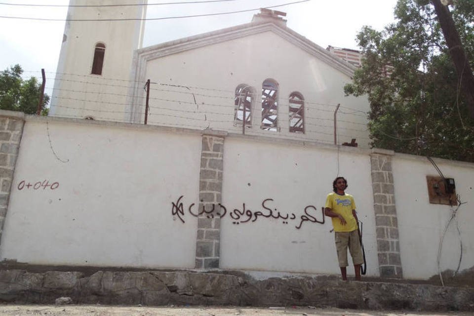 Homens explodem igreja católica no Iêmen