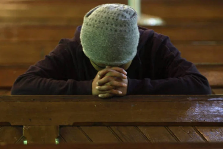 
	Mulher reza em uma Igreja Cat&oacute;lica:&nbsp;segundo dados do censo, a propor&ccedil;&atilde;o de cat&oacute;licos no Brasil caiu de 83% para 64,6% entre 1980 e 2010, enquanto que a de evang&eacute;licos subiu de 15,4% para 22,2% entre 2000 e 2010.
 (Danish Ismail/Reuters)