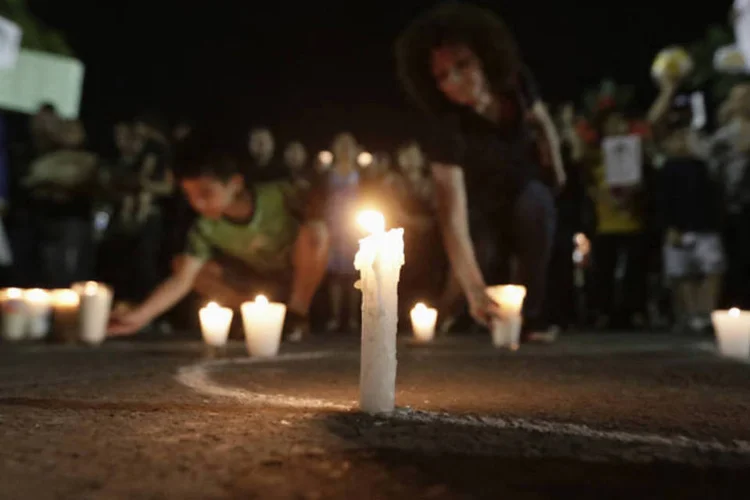Velas em homenagem a estudantes: foram encontrados 28 cadáveres queimados na periferia da cidade (Alejandro Acosta/México)