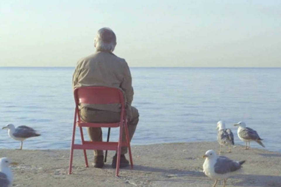 Em uma cadeira, idoso encontra a inspiração para viver