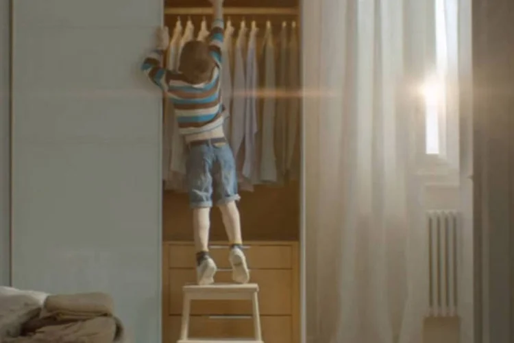 Trecho de novo comercial da Ikea: filme mostra a trajetória de um garotinho tentando pegar uma caixa guardada na prateleira mais alta do guarda-roupa (Reprodução)