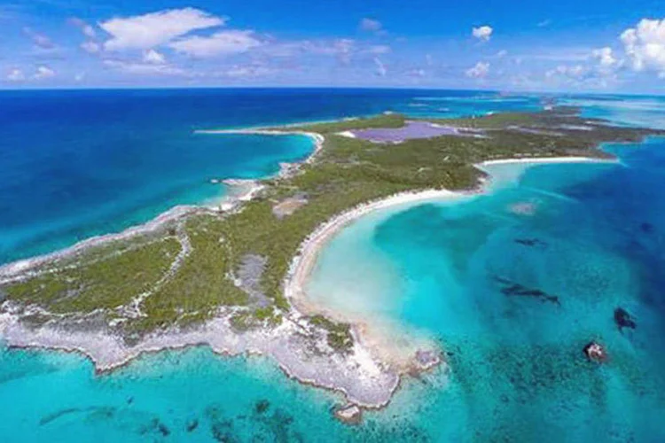 Bahamas: guarda costeira americana não encontrou vestígios de naufrágio, o que reforça a hipótese de sobreviventes (Divulgação/ Vladi Private Islands)