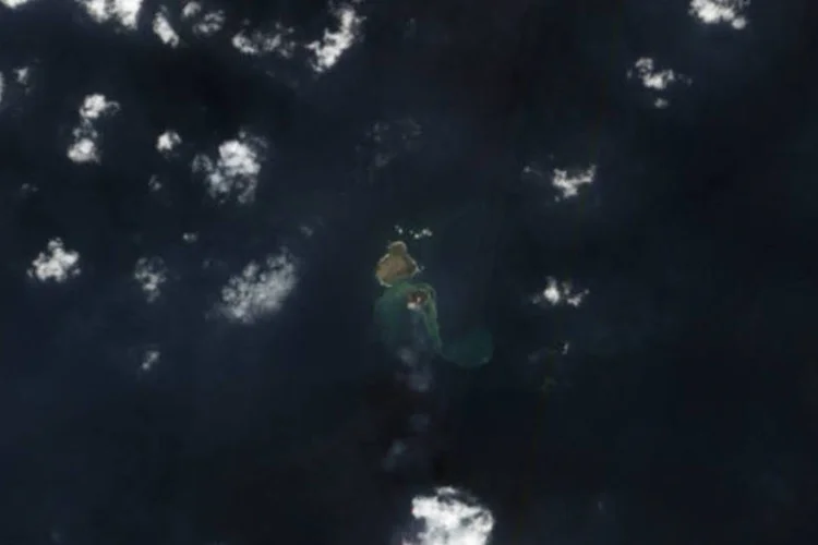 A ilha de Nishinoshima, no Japão: ilha foi formada recentemente por erupção vulcânica (Wikimedia Commons)