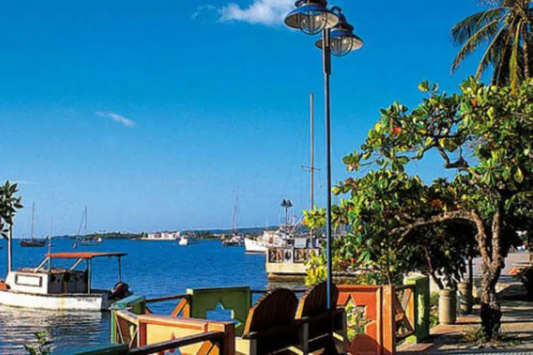 
	Ilha de San Andr&eacute;s: arquip&eacute;lago de San Andr&eacute;s, situado a 190 quil&ocirc;metros da Nicar&aacute;gua e a 775 km da Col&ocirc;mbia continental, &eacute; conhecido por seu &quot;mar de sete cores&quot;
 (CVC)