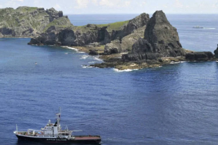 
	Embarca&ccedil;&atilde;o do governo japon&ecirc;s navega em torno das ilhas disputadas conhecidas como Senkaku no Jap&atilde;o e Diaoyu na China: o governo tamb&eacute;m criticou o Jap&atilde;o pela disputa
 (REUTERS/Kyodo)