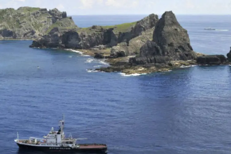 Embarcação do governo japonês navega em torno das ilhas disputadas conhecidas como Senkaku no Japão e Diaoyu na China, no mar do Leste da China (REUTERS/Kyodo)