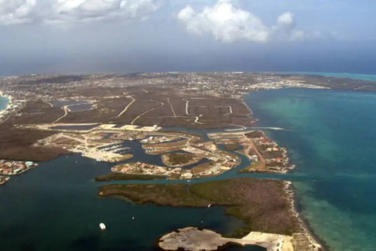 
	Ilhas Cayman: dob o pacto, autoridades nas Ilhas Cayman poder&atilde;o fornecer informa&ccedil;&otilde;es fiscais sobre detentores de contas norte-americanos para a receita dos EUA
 (Wikimedia Commons)