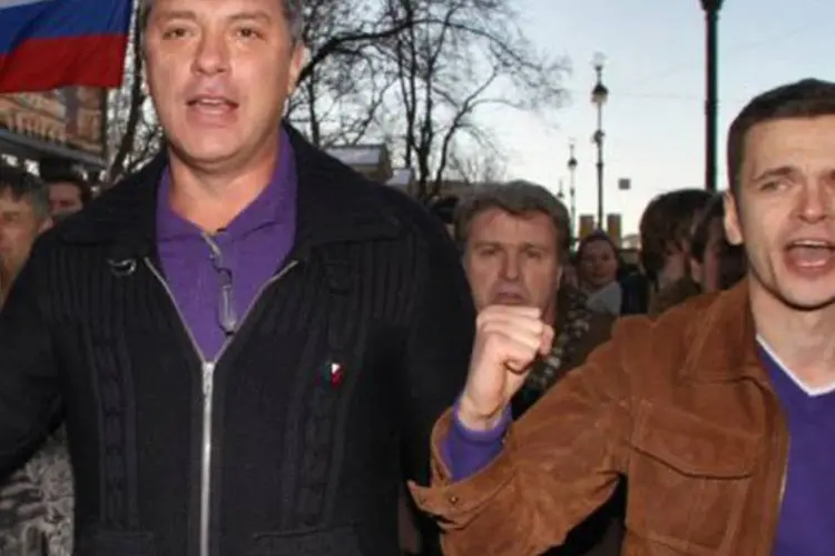 Ilia Yashin (direita) é líder do movimento de oposição liberal Solidarnost: ele foi condenado por ter desobedecido as ordens policiais de dispersão da manifestação
 (Peter Kovalyov/AFP)