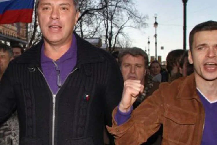 Ilia Yashin (direita) é líder do movimento de oposição liberal Solidarnost: ele foi condenado por ter desobedecido as ordens policiais de dispersão da manifestação
 (Peter Kovalyov/AFP)