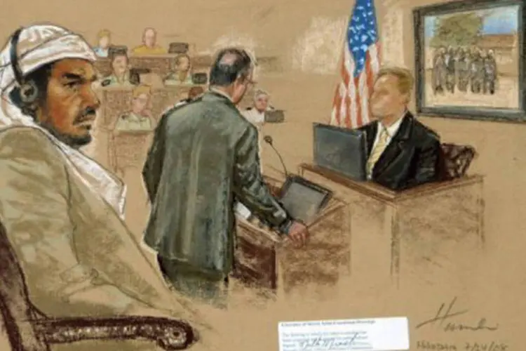 Salim Hamdan em seu julgamento: Hamdan foi capturado em novembro de 2001, um mês depois que os Estados Unidos e seus aliados iniciaram uma guerra no Afeganistão  (©AFP/Pool/File / Janet Hamlin)
