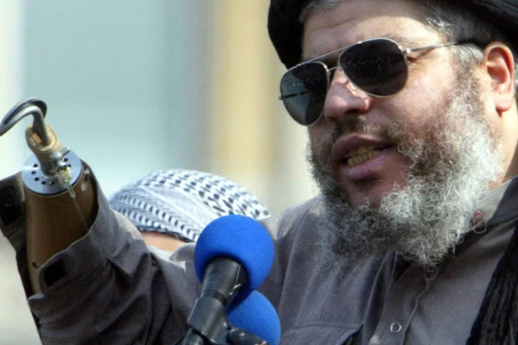Foto de arquivo do imã Abu Hamza al-Masri durante o sexto comício anual para o Islã na Praça de Trafalgar, em Londres, em agosto de 2002 (Ian Waldie/Reuters)