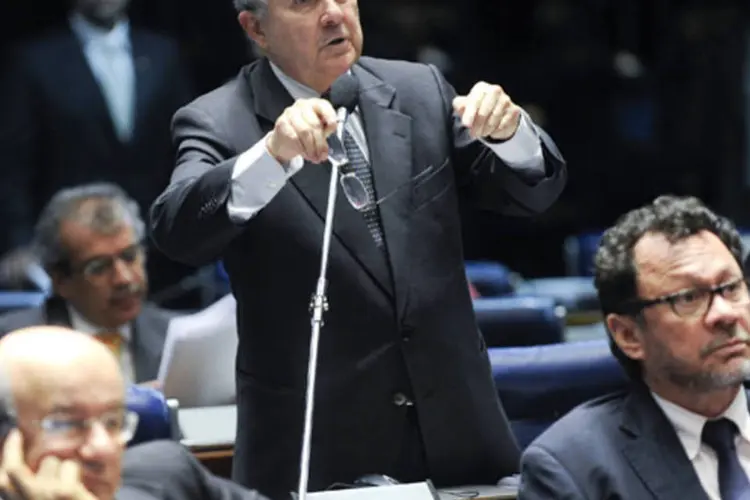 Senador Cristovam Buarque (PDT-DF) defende emenda substitutiva, de sua autoria, ao projeto do Plano Nacional de Educação (PNE) (Moreira Mariz/Agência Senado)