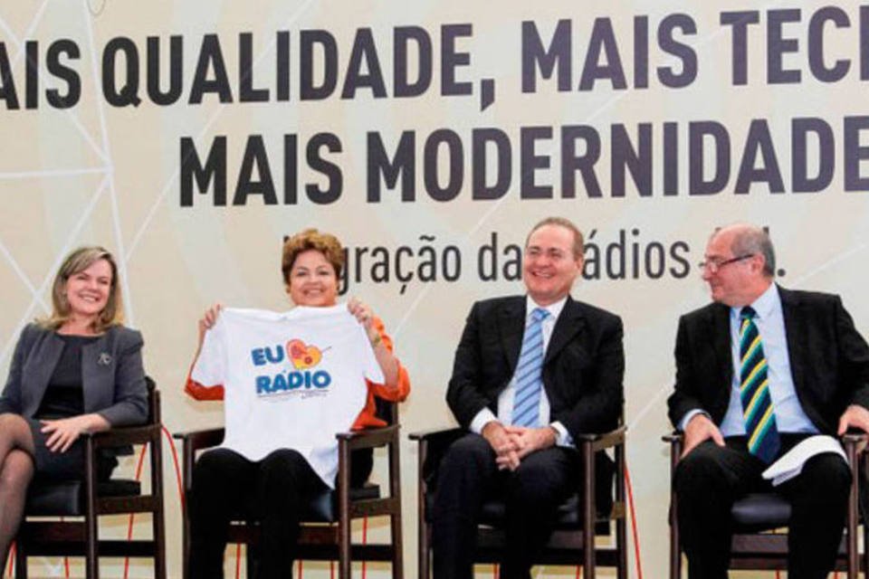 Dilma assina decreto para rádios migrarem para FM