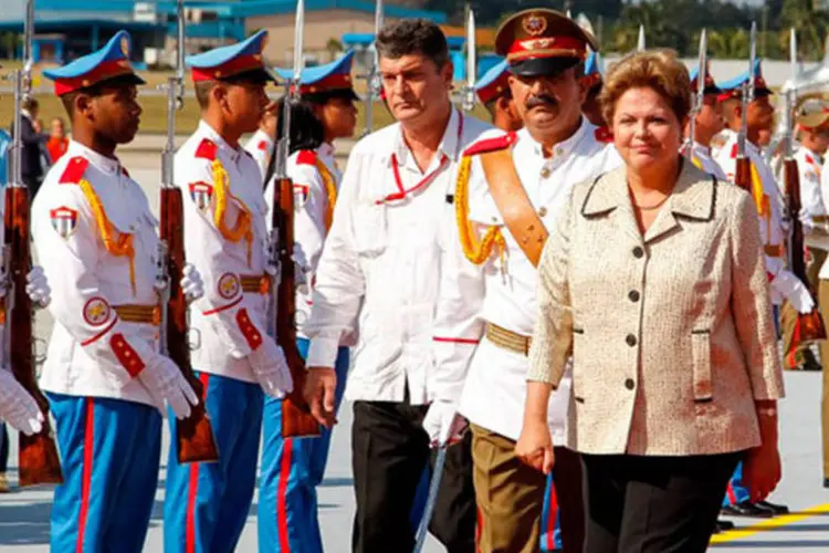 
	Dilma Rousseff durante chegada a Havana, em Cuba: antes, presidente teve que fazer uma parada t&eacute;cnica em Lisboa
 (Roberto Stuckert Filho/PR)