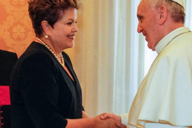 A presidente foi a primeira chefe de Estado recebida por Francisco, depois da cerimônia que marcou ontem (19) o início do pontificado. (Roberto Stuckert Filho/PR)