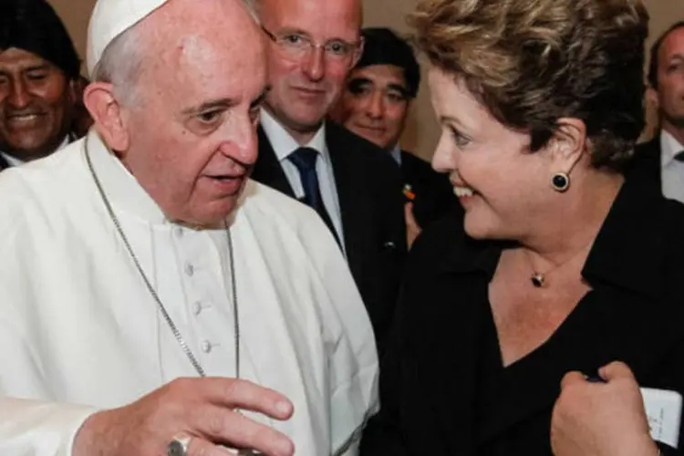 
	A presidente Dilma Rousseff se encontra com papa Francisco ap&oacute;s Missa de Envio: o pont&iacute;fice agradeceu&nbsp;&ldquo;pelo acolhimento generoso&rdquo; e pela disposi&ccedil;&atilde;o em fazer com que a primeira visita dele ao pa&iacute;s fosse tranquila.
 (Roberto Stuckert Filho / presidência)
